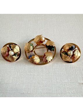 Sarah Coventry Flowered Circle Brooch Earring Set 1960s Natural Stones